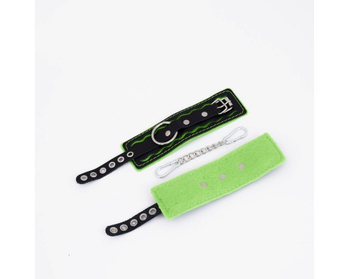 Наручники с зелёной строчкой
