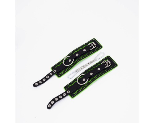 Наручники с зелёной строчкой